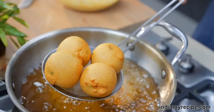 Batata Vada Recipe in Hindi